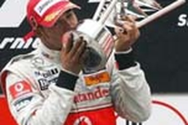 Bỏ xa Ferrari, Hamilton chạm một tay vào chức VĐ